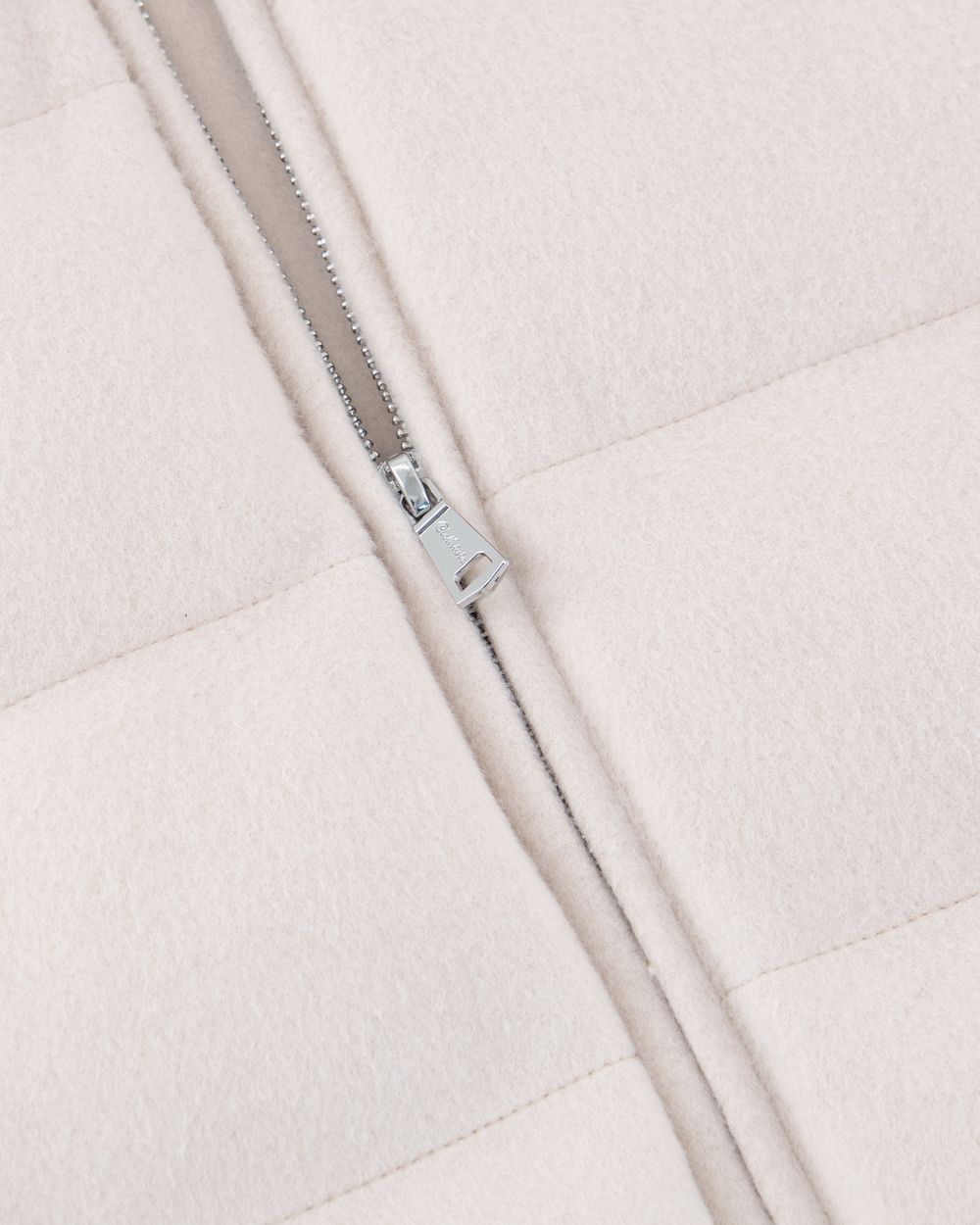 بومبر تورينو بافر - أبيض كريمي